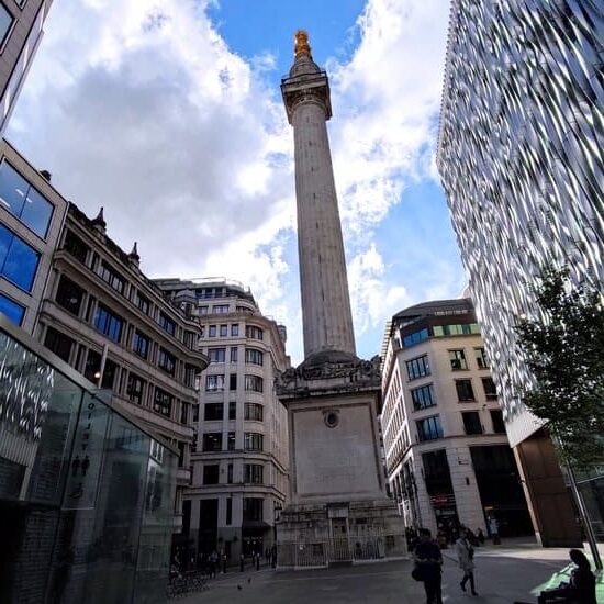 Monument to Great Fire of London betwen old and new buildings