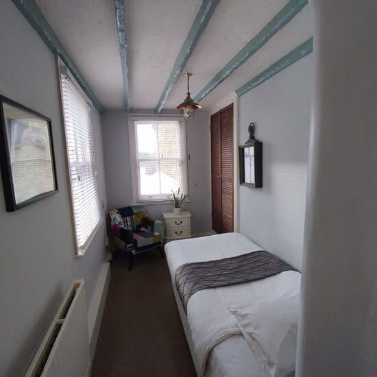 Room at Molesworth Arms in Wadebridge with old timbered ceiling