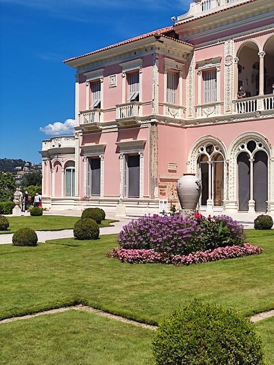 With its pink color and white color scheme Villa Ephrussi is pretty as a picture