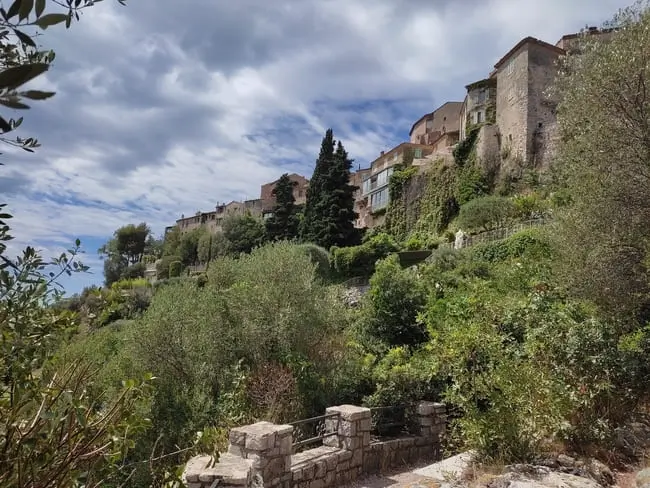 Just under the Medieval village a viewpoint at the entrance to the Nietzsche Path Èze makes a perfect spot for a picnic