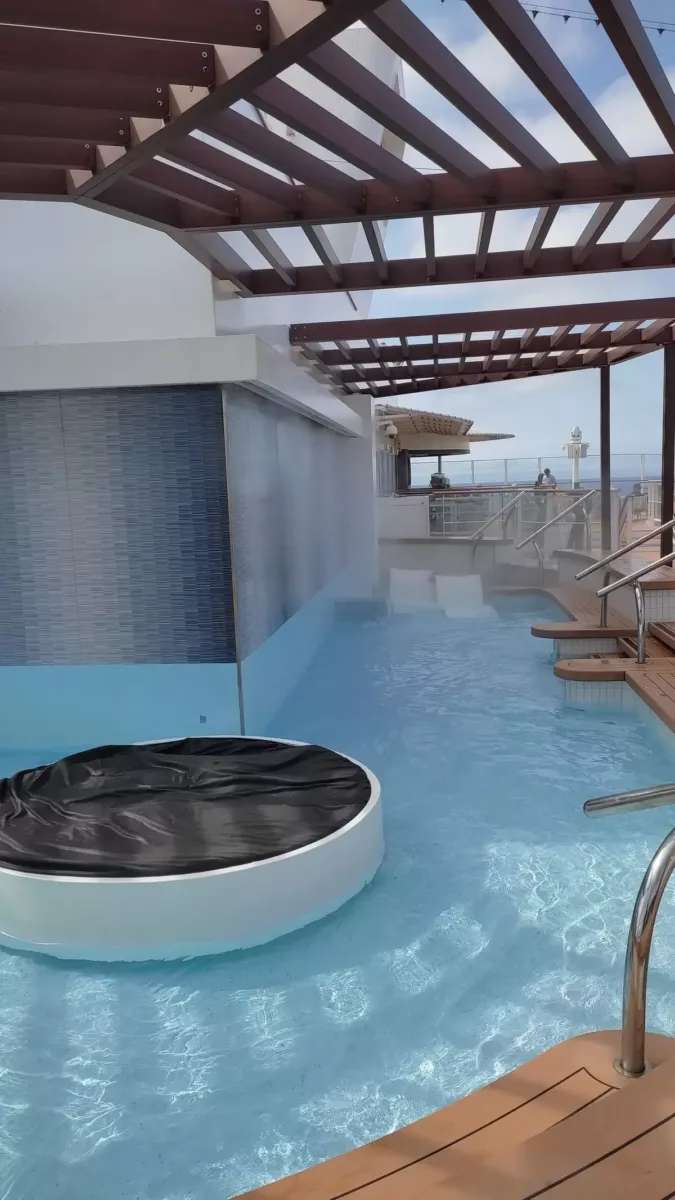 Adult area H2O on Norwegian Getaway with water feature