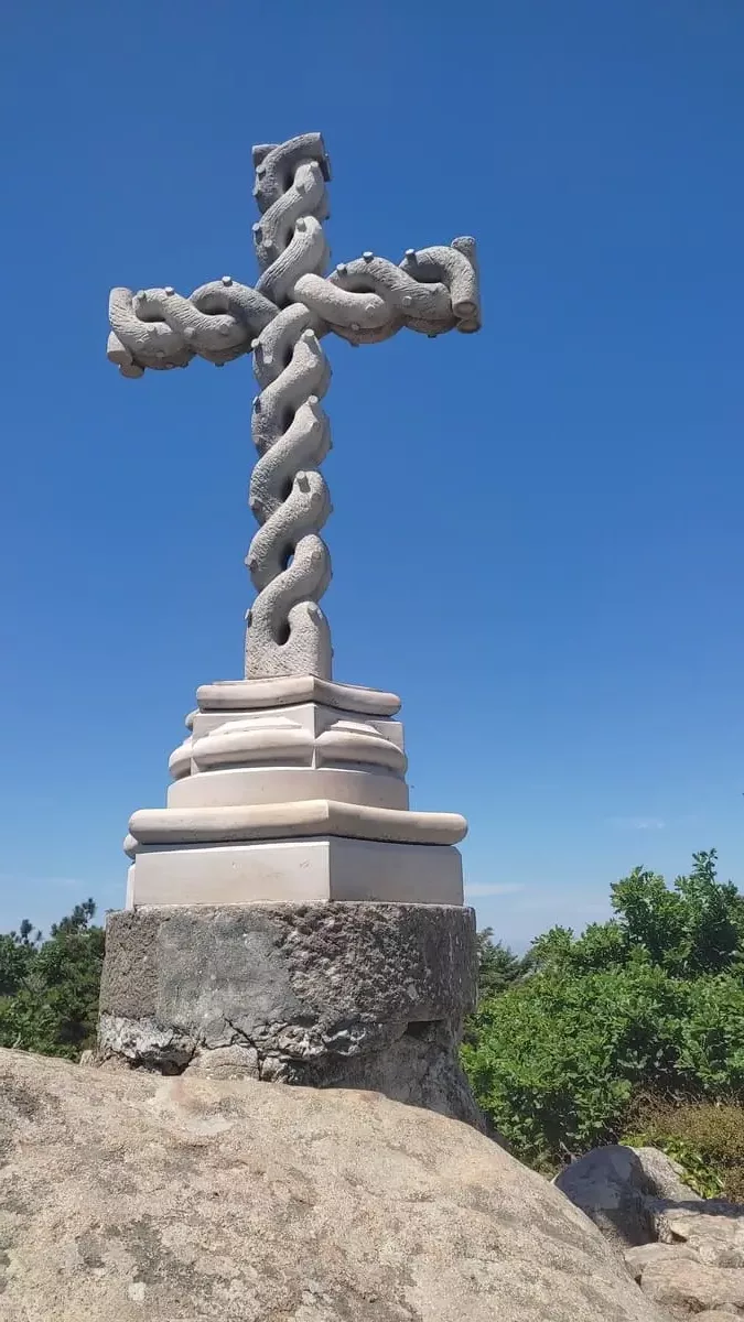 On top of the hill, the High Cross sits far above Pena Palace and is well worth the climb to get there. This twisted stone cross is a recent addition to Pena Park after an earlier one got damaged by lightening.