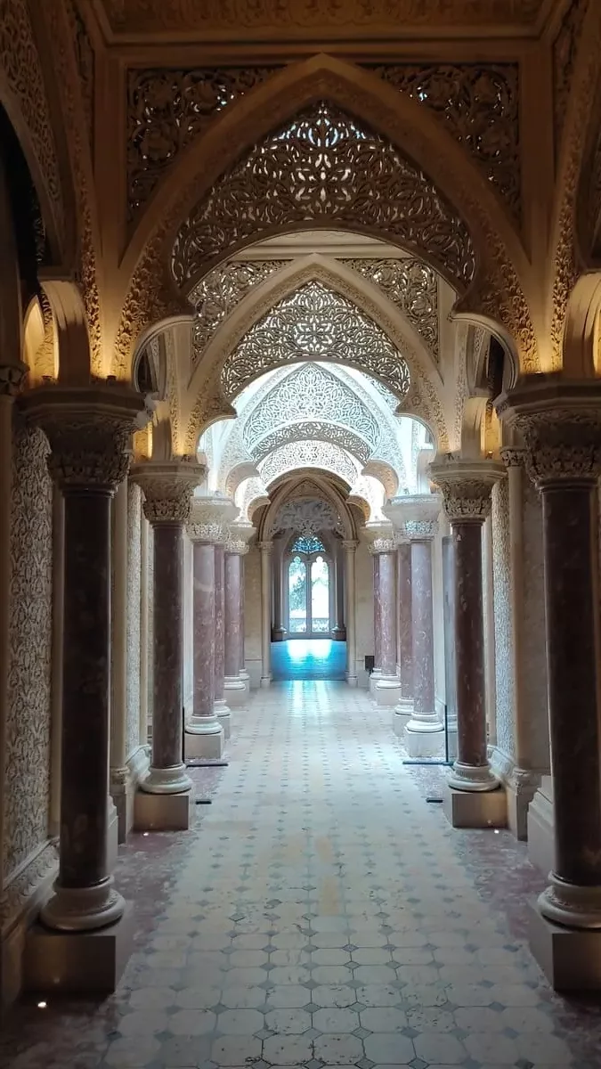 This long hallway in Monserrate Palace with its many columns is reminiscent of an optical illusion. The strong Islamic architectural influence can be seen in the wonderful stone work that resembles lace.