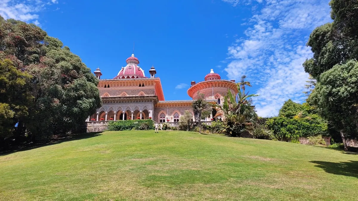 Sitting on top of a hill with a manicured lawn and surrounded by mature trees, the Palace of Monserrate looks like a dream of pink and white. The lacy Moorish architecture, round tower and large cuppola are quite unique.