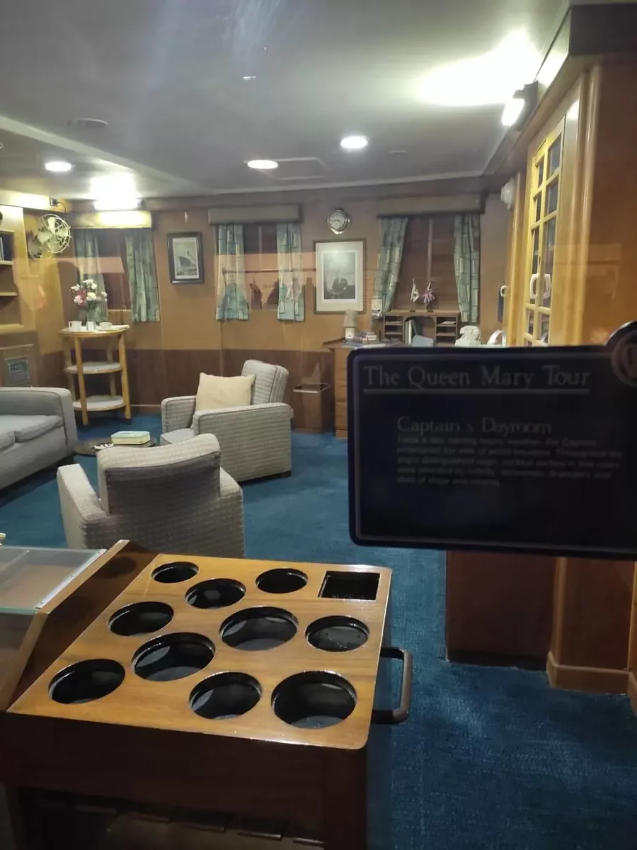 The comfortable former living area of the captain served for cocktail parties with distinguished guests on the Queen Mary