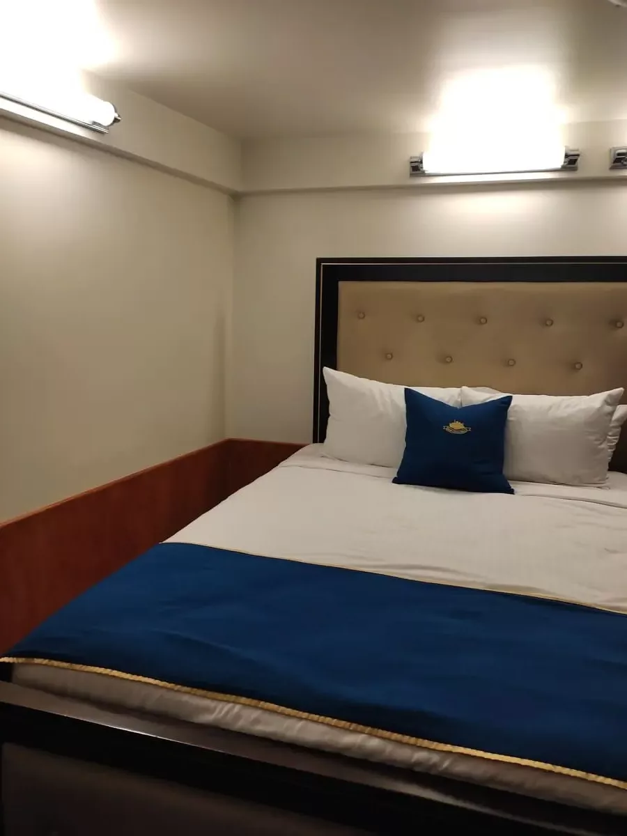 The bed in Queen Mary's haunted B340 room looks similar to beds in all the other rooms.