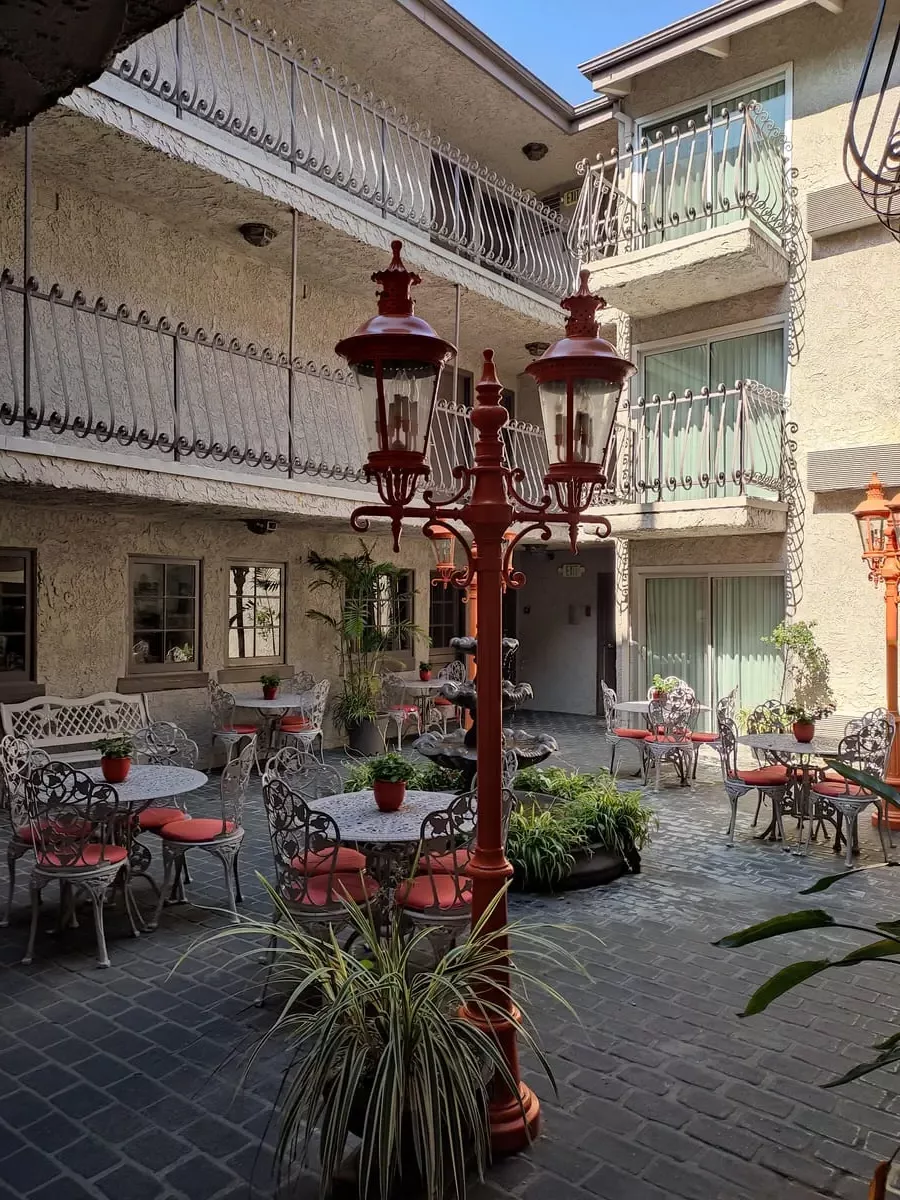The small courtyard of Inn at Venice Beach is very inviting and cute. There are pale grey metal tables and chairs, potted plants and old-fashioned orange street lamps. Doors to rooms lead straight off this courtyard and ornate balconies of the upper stories look down on it.