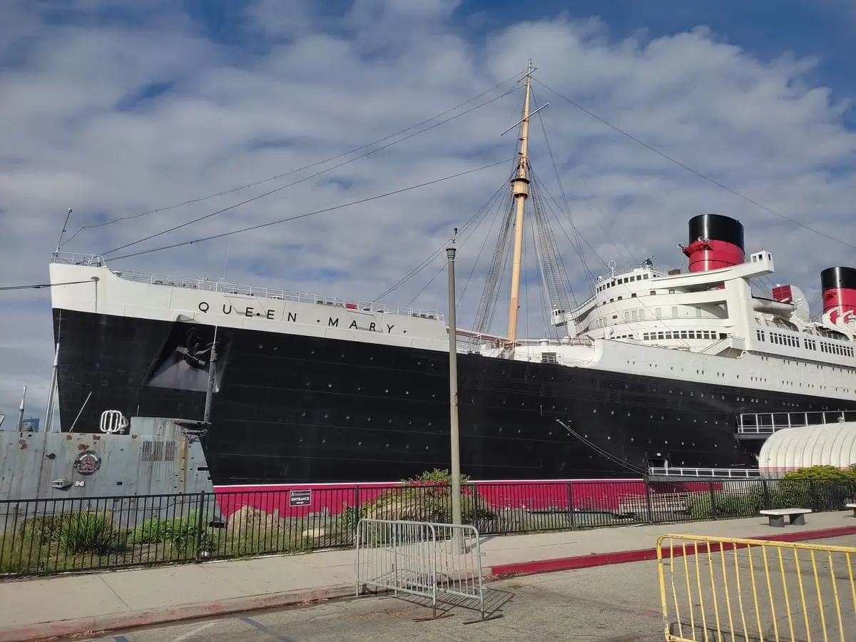 Queen Mary in Long Beach: The former Cunard ocean liner can easily be recognized by the distinctive red and black chimneys.