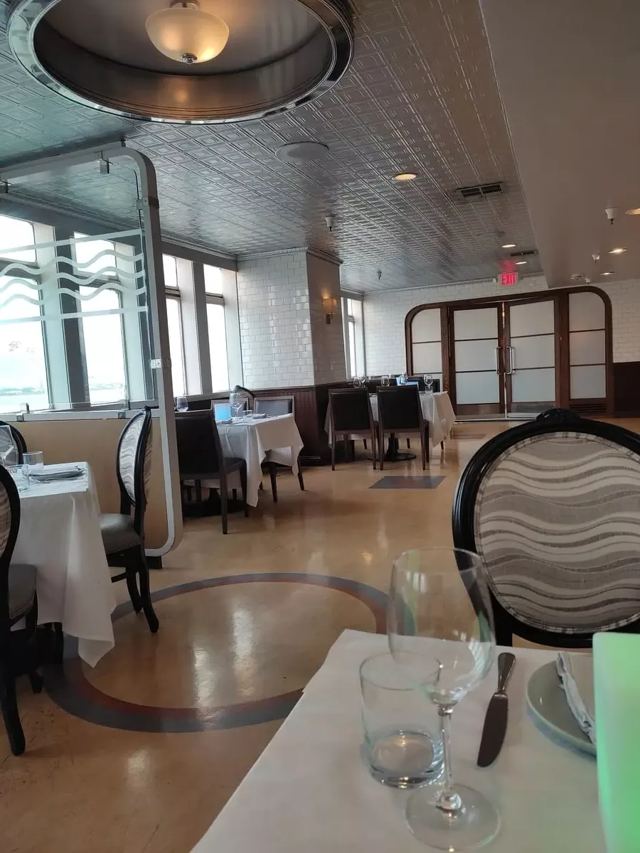The main restaurant on Queen Mary is reminiscent of a large gym with linoleum flooring and tiled walls. On the left side large windows offer a view of Long Beach