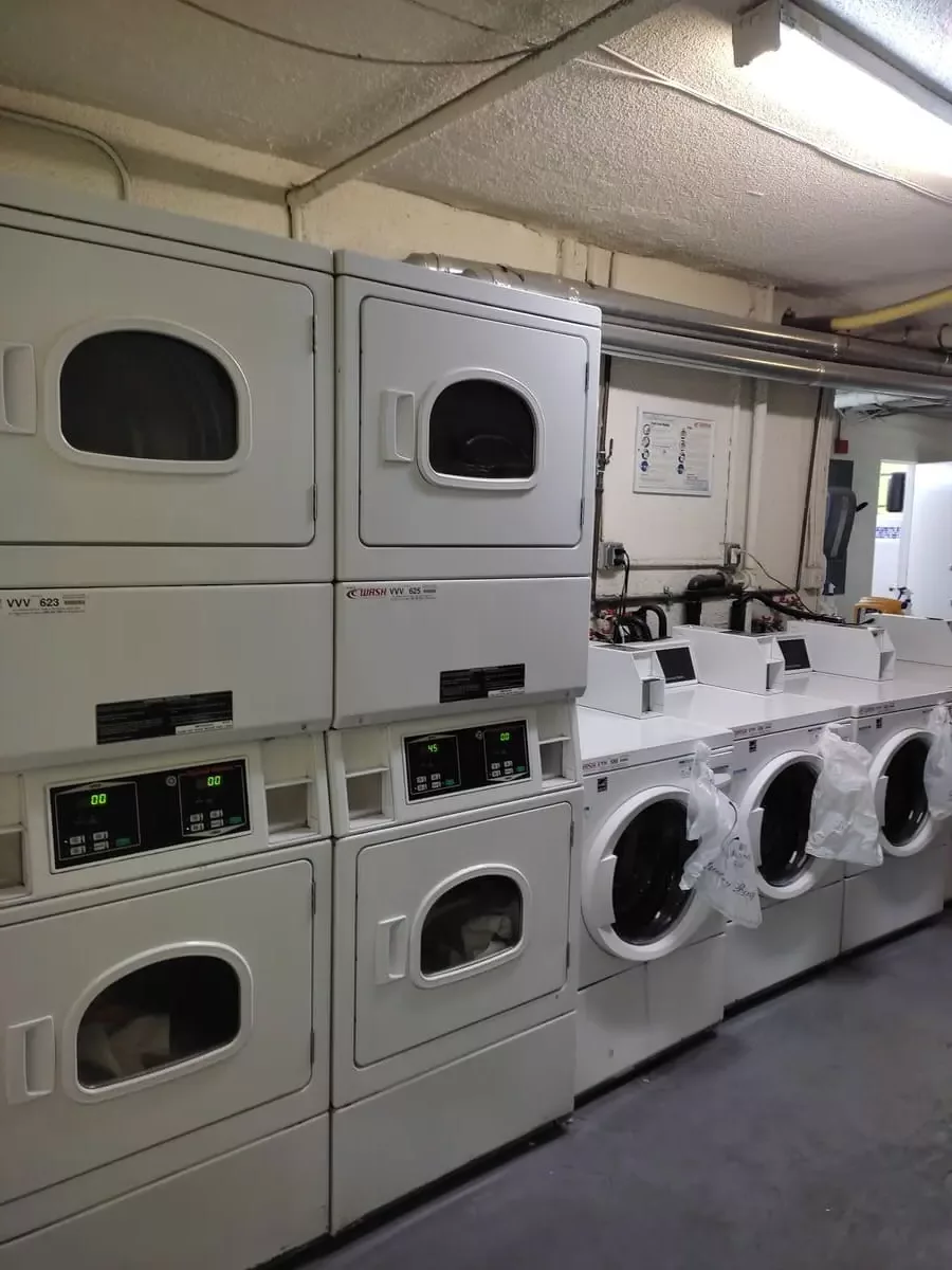 There is a whole row of washing machines and dryers guests can use for free at the Magic Castle Hotel