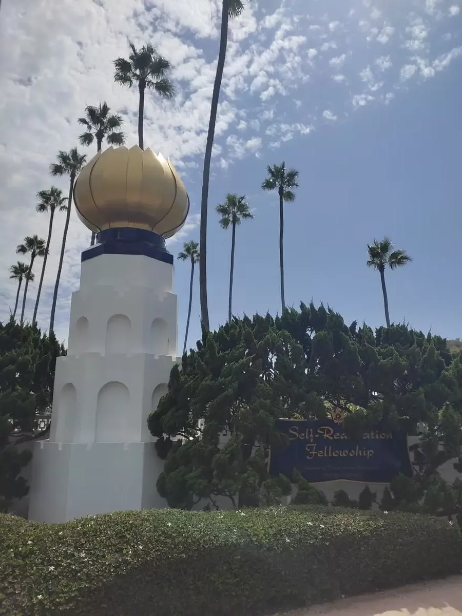 Symbol of the Self-Realization Fellowship in Encinitas: A four-tiered white tower crowned by a stylised golden flower
