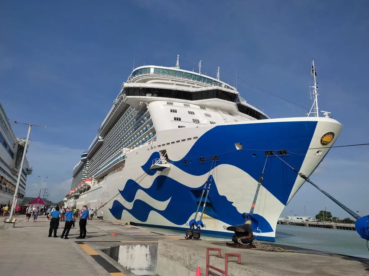 Cruise ship Sky Princess docket at Antigua