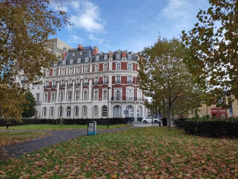 Stately South Western House next to park in Southampton