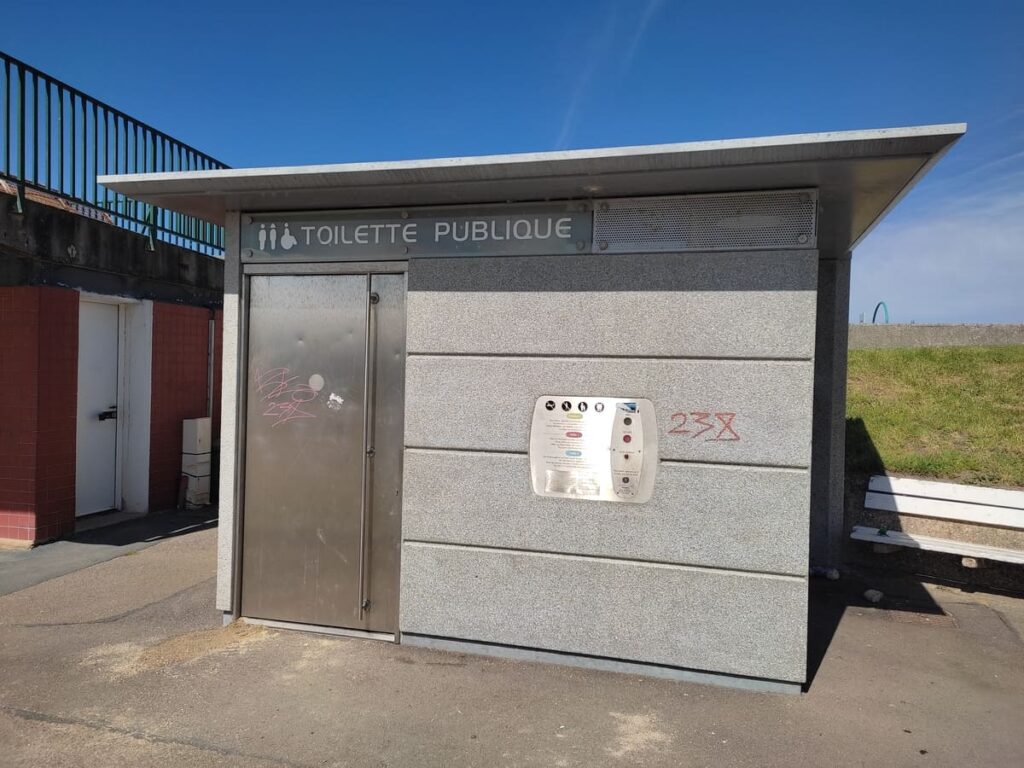 Fully automated public restroom in Le Havre