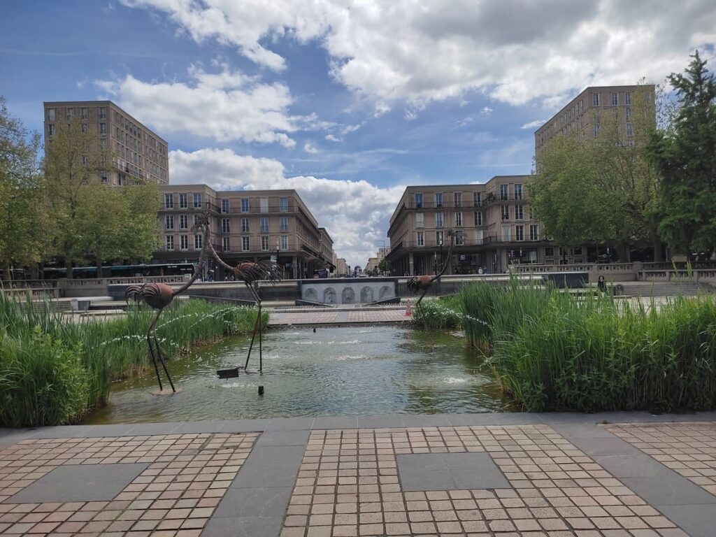 Water feature with bird ornaments in center of Le Havre