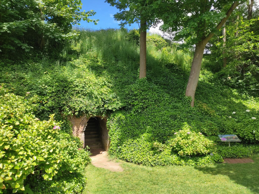 Grassy hill with door resembling a hobbit home in Jardins Suspendus