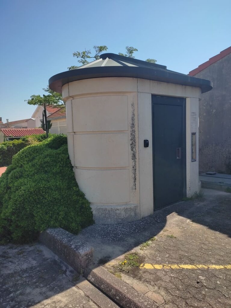 Automated public toilet near Soulac center