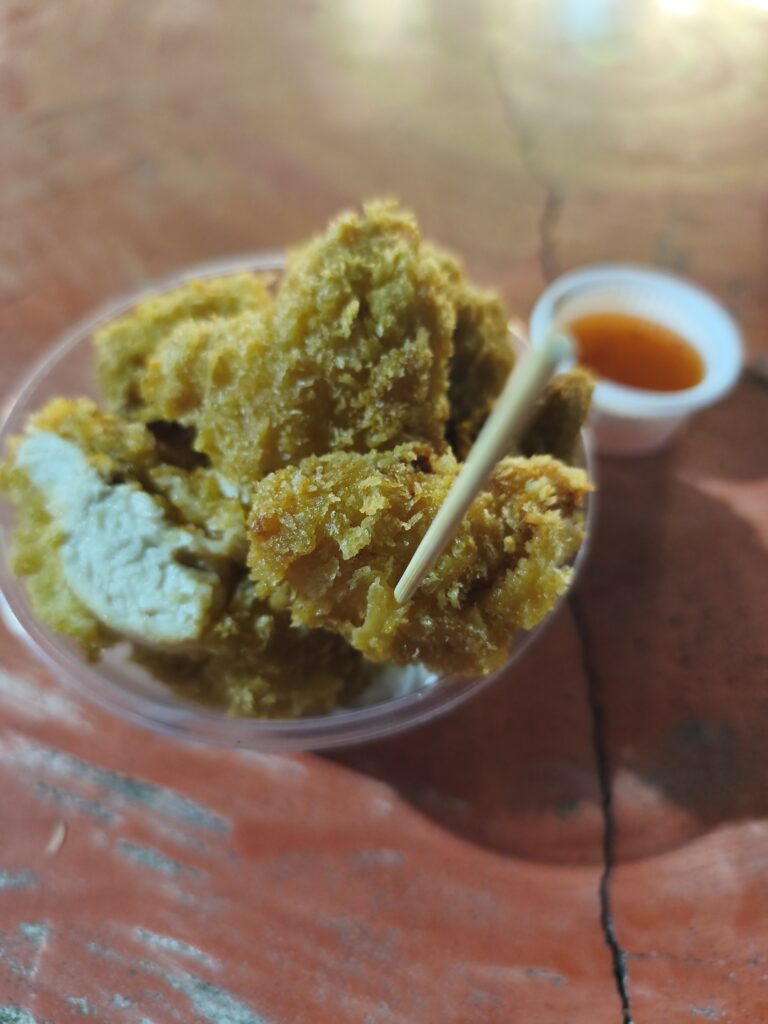 Fried chicken pieces and sauce