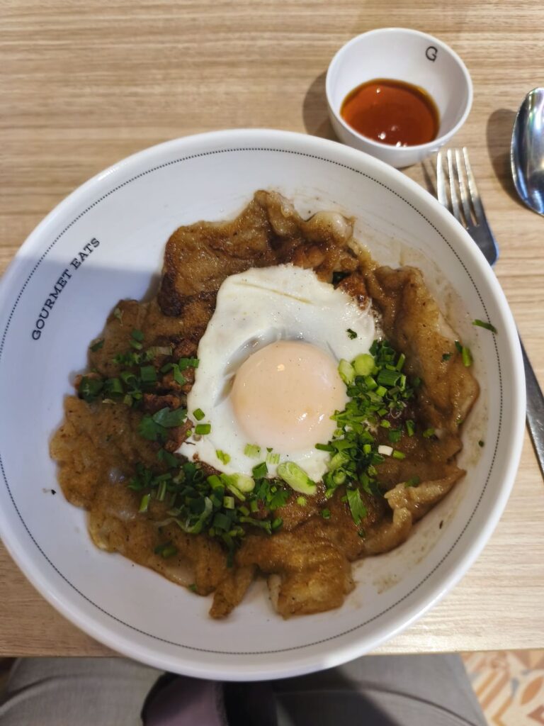 Bowl with fried noodle and egg