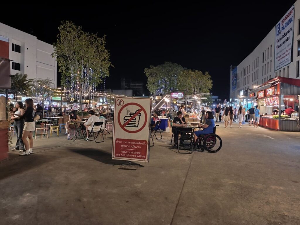 Phaploen Market with food stalls