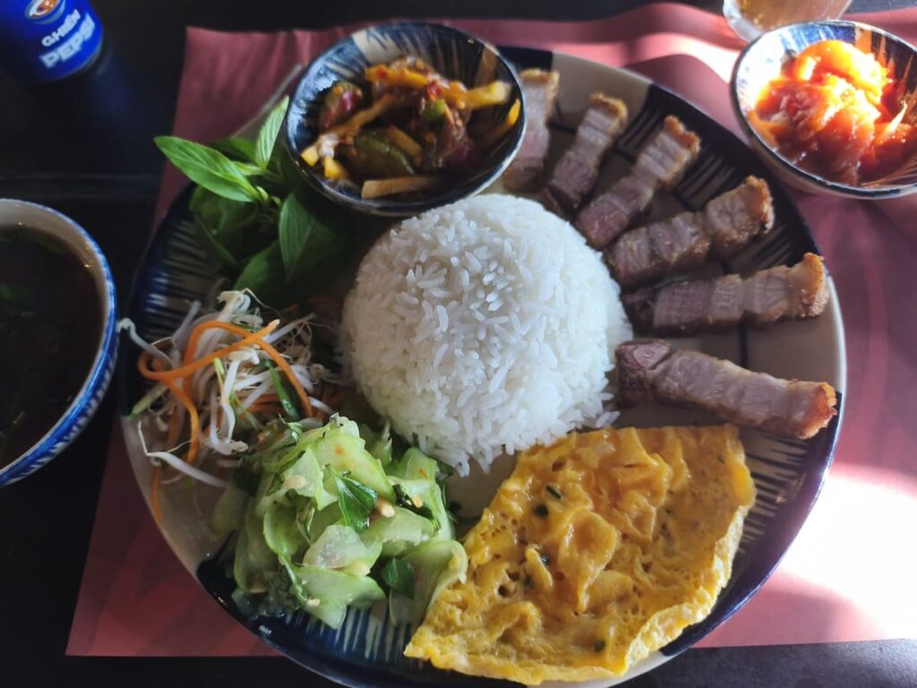 Sample platter with rice, meant, salad, omelette