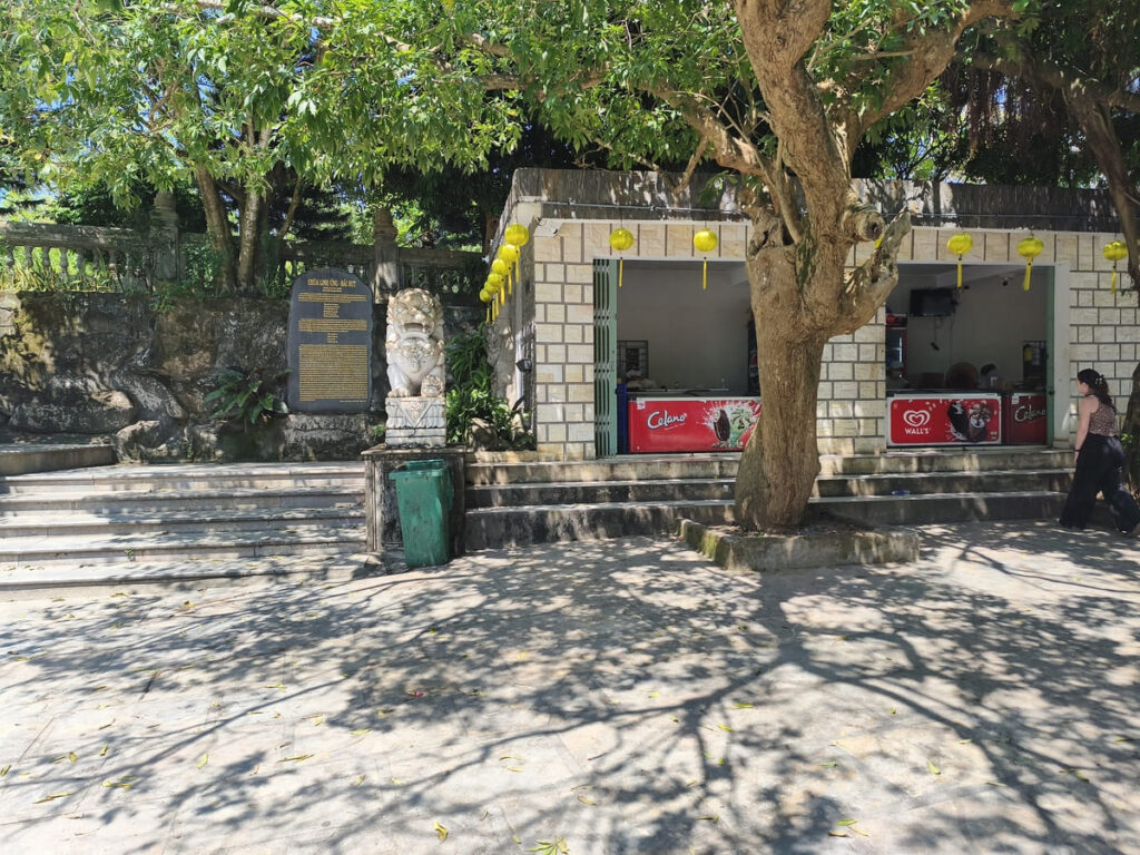 Small shop selling drinks and ice cream at Lady Buddha