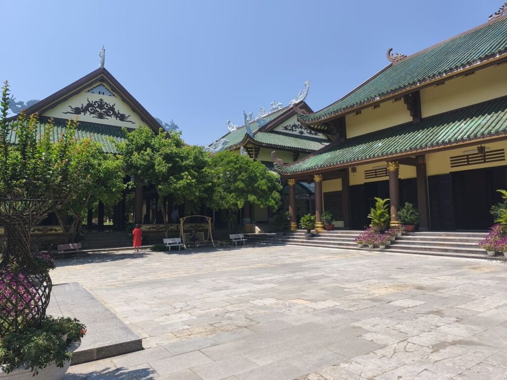 Quiet courtyard at Da Nang temple