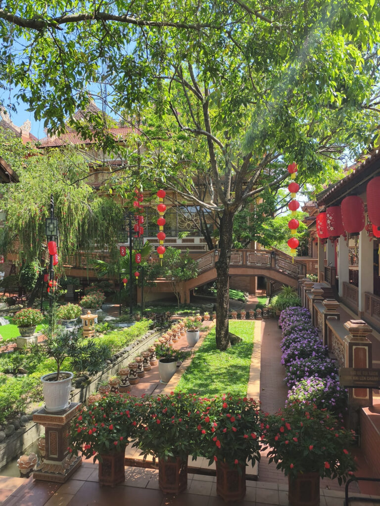 Side Garden with lanterns