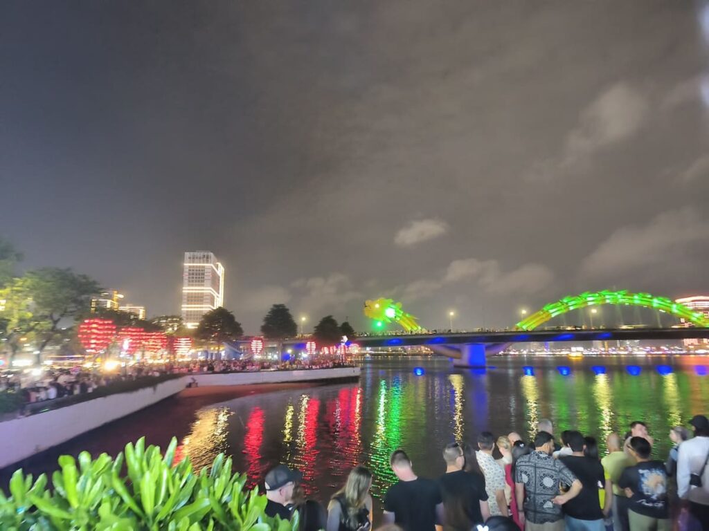 Crowds in Da Nang waiting for show