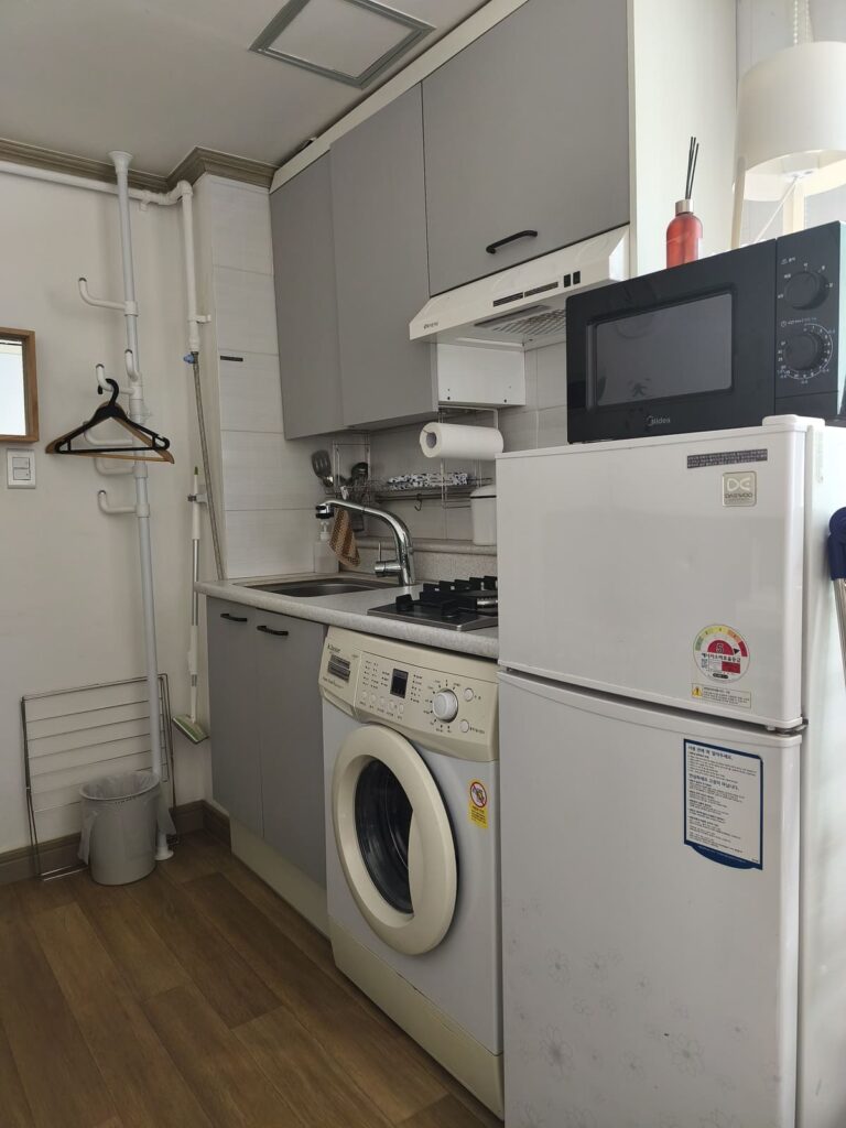 Kitchenette with washing machine