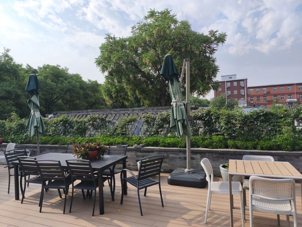 Roof garden with tables and chairs at Youfang Hotel