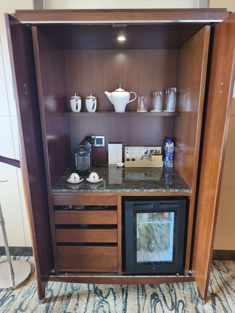 Cabinet with minbar and coffee and tea making facilities