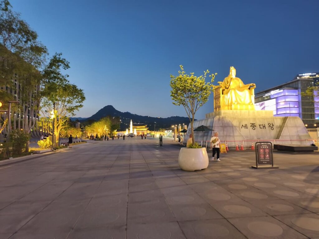Gwanghamun Square at night